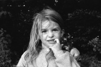 Image of sheet 19890710 photo 4: Salome beim Spaziergang und Bratwurstessen und Braten, Zürich 1989.
