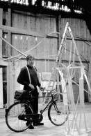 Image of sheet 19890760 photo 26: Der Schweizer Bildhauer Schang Hutter lebt und arbeitet im Solothurnischen Derendingen, Solothurn 1989. art wood holz plastiken artist sculpture Kunst