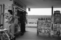 Image of sheet 19890760 photo 29: Kiosk mit Zeitungsständer und Junger Mann, Bahnhof Biberist 1989. Medien