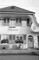 Image of sheet 19890760 photo 30: Bei Schang Hutter in seinem Atelier in Derendingen. Er steht mit Fahrrad in Halle. Seine Objekte aus Holz. Teile des Veittanz. Bahnhof Biberist. Im Zug hängt eine Waldtapete.
Kultur culture art sculptur artist portrait 1989