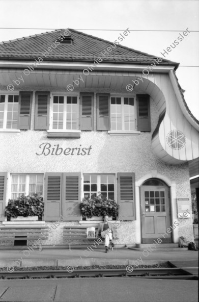 Image of sheet 19890760 photo 30: Bei Schang Hutter in seinem Atelier in Derendingen. Er steht mit Fahrrad in Halle. Seine Objekte aus Holz. Teile des Veittanz. Bahnhof Biberist. Im Zug hängt eine Waldtapete.
Kultur culture art sculptur artist portrait 1989