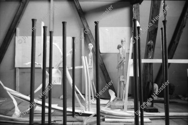 Image of sheet 19890760 photo 9: Im Atelier des Schweizer Bildhauers Schang Hutter im Solothurnischen Derendingen, Solothurn 1989. art wood holz plastiken artist sculpture Kunst