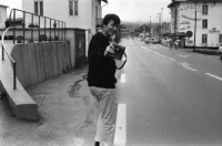 Image of sheet 19890770 photo 0: Der Fotograf Thomas Kern mit Kamera auf Strasse, 1989.