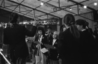 Image of sheet 19890770 photo 11: Der Fotograf Thomas Kern mit Kamera auf Strasse. Restaurant. Im Supermarkt. Am Fest in Le Sentier, Vallée de Joux. Kermesse. Buben in Uniform und Blasinstrument und Trommel. Reitschule. Bilder bei Jean Daniel Aubert. Brunnen. Thomas und Daniel, Vater von Jean Daniel. Jean-Daniel und sein Vater  Kanton Vaud Waadt. Borkenkäferfalle. Wendo Mädchen Gruppenbild im GZ Bachwiesen, mit Oruscha. (Züri-Tip) Zürich 1989