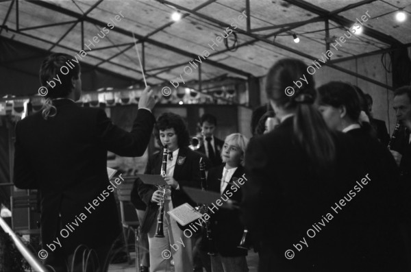 Image of sheet 19890770 photo 11: Der Fotograf Thomas Kern mit Kamera auf Strasse. Restaurant. Im Supermarkt. Am Fest in Le Sentier, Vallée de Joux. Kermesse. Buben in Uniform und Blasinstrument und Trommel. Reitschule. Bilder bei Jean Daniel Aubert. Brunnen. Thomas und Daniel, Vater von Jean Daniel. Jean-Daniel und sein Vater  Kanton Vaud Waadt. Borkenkäferfalle. Wendo Mädchen Gruppenbild im GZ Bachwiesen, mit Oruscha. (Züri-Tip) Zürich 1989