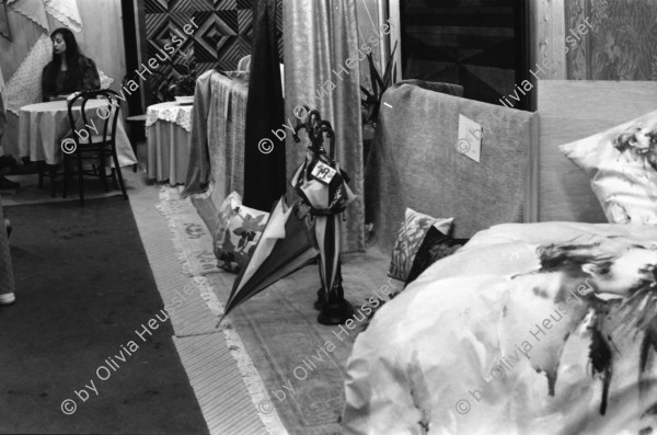 Image of sheet 19890770 photo 14: Der Fotograf Thomas Kern mit Kamera auf Strasse. Restaurant. Im Supermarkt. Am Fest in Le Sentier, Vallée de Joux. Kermesse. Buben in Uniform und Blasinstrument und Trommel. Reitschule. Bilder bei Jean Daniel Aubert. Brunnen. Thomas und Daniel, Vater von Jean Daniel. Jean-Daniel und sein Vater  Kanton Vaud Waadt. Borkenkäferfalle. Wendo Mädchen Gruppenbild im GZ Bachwiesen, mit Oruscha. (Züri-Tip) Zürich 1989