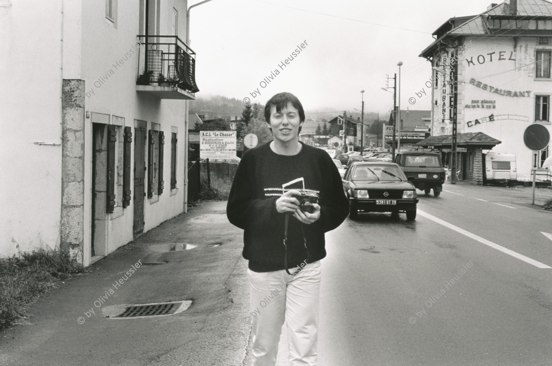 Image of sheet 19890770 photo 2: Der Fotograf Thomas Kern mit Kamera auf Strasse. La Cure France Frankreich. 1989 √