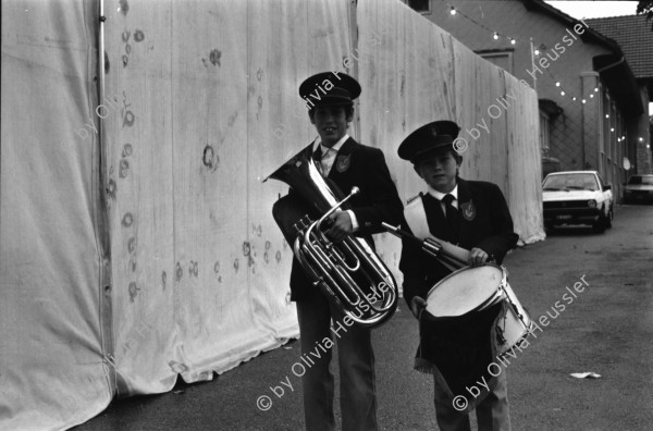 Image of sheet 19890770 photo 22: Der Fotograf Thomas Kern mit Kamera auf Strasse. La Cure France Frankreich. 1989 √