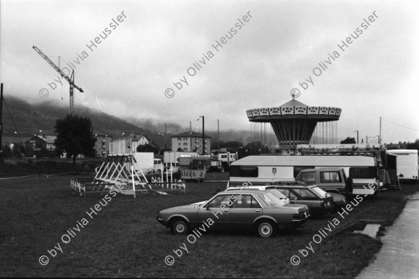 Image of sheet 19890770 photo 24: Der Fotograf Thomas Kern mit Kamera auf Strasse. La Cure France Frankreich. 1989 √