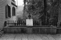 Image of sheet 19890770 photo 29: Der Fotograf Thomas Kern mit Kamera auf Strasse. La Cure France Frankreich. 1989 √