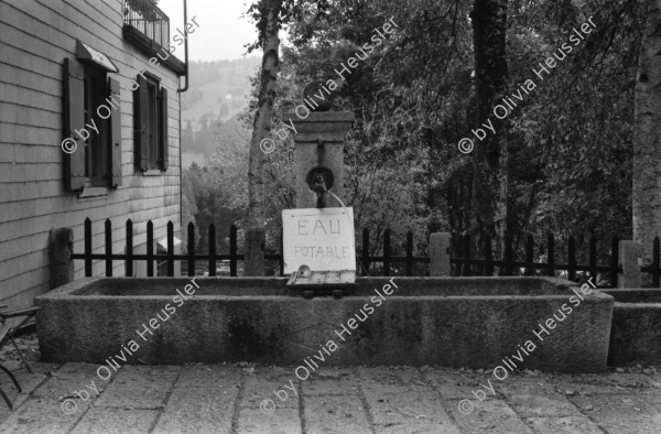 Image of sheet 19890770 photo 29: Der Fotograf Thomas Kern mit Kamera auf Strasse. La Cure France Frankreich. 1989 √