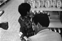Image of sheet 19890770 photo 5: Vater und Kind im Supermarkt, La Cure France 1989.