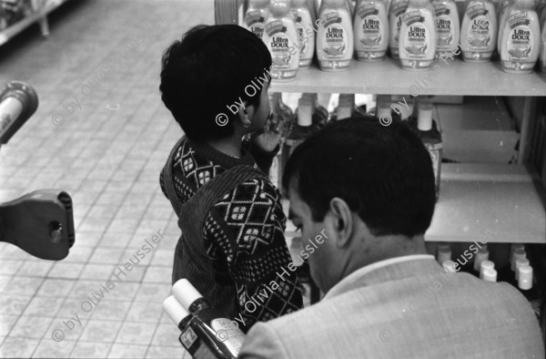 Image of sheet 19890770 photo 5: Vater und Kind im Supermarkt, La Cure France 1989.