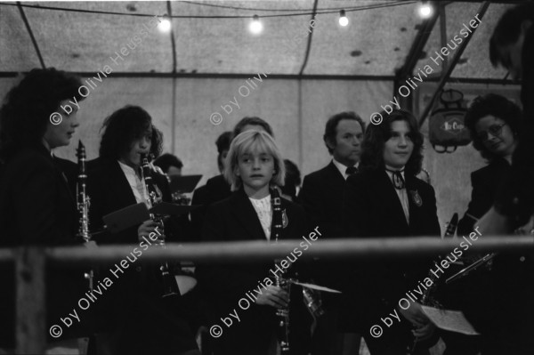 Image of sheet 19890770 photo 9: Der Fotograf Thomas Kern mit Kamera auf Strasse. Restaurant. Im Supermarkt. Am Fest in Le Sentier, Vallée de Joux. Kermesse. Buben in Uniform und Blasinstrument und Trommel. Reitschule. Bilder bei Jean Daniel Aubert. Brunnen. Thomas und Daniel, Vater von Jean Daniel. Jean-Daniel und sein Vater  Kanton Vaud Waadt. Borkenkäferfalle. Wendo Mädchen Gruppenbild im GZ Bachwiesen, mit Oruscha. (Züri-Tip) Zürich 1989