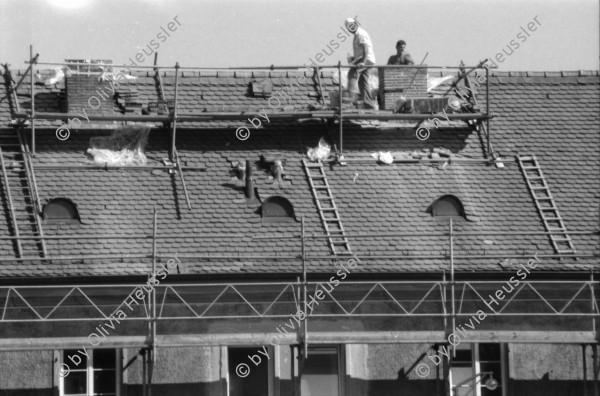 Image of sheet 19890780 photo 2: Erismannhof im Gerüst während des Umbaus. Arbeiter auf dem Dach. Platzspitz. Drogen Protest gegen Razzien. Britische-Holz-Telefonkabine als Kleiderschrank auf Gehsteig mit Frau. Mehr Nischen und Platz ohne Hatz. Mädchen nehmen Unterricht in Selbstverteidigung Wendo. Im GZ Bachwiesen mit Oruscha. Zürich