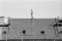Image of sheet 19890780 photo 3: Erismannhof im Gerüst während des Umbaus. Arbeiter auf dem Dach. Platzspitz. Drogen Protest gegen Razzien. Britische-Holz-Telefonkabine als Kleiderschrank auf Gehsteig mit Frau. Mehr Nischen und Platz ohne Hatz. Mädchen nehmen Unterricht in Selbstverteidigung Wendo. Im GZ Bachwiesen mit Oruscha. Zürich