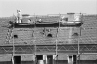 Image of sheet 19890780 photo 6: Erismannhof im Gerüst während des Umbaus. Arbeiter auf dem Dach. Platzspitz. Drogen Protest gegen Razzien. Britische-Holz-Telefonkabine als Kleiderschrank auf Gehsteig mit Frau. Mehr Nischen und Platz ohne Hatz. Mädchen nehmen Unterricht in Selbstverteidigung Wendo. Im GZ Bachwiesen mit Oruscha. Zürich