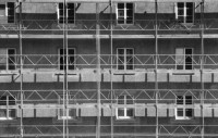 Image of sheet 19890780 photo 7: Erismannhof im Gerüst während des Umbaus. Arbeiter auf dem Dach. Platzspitz. Drogen Protest gegen Razzien. Britische-Holz-Telefonkabine als Kleiderschrank auf Gehsteig mit Frau. Mehr Nischen und Platz ohne Hatz. Mädchen nehmen Unterricht in Selbstverteidigung Wendo. Im GZ Bachwiesen mit Oruscha. Zürich
