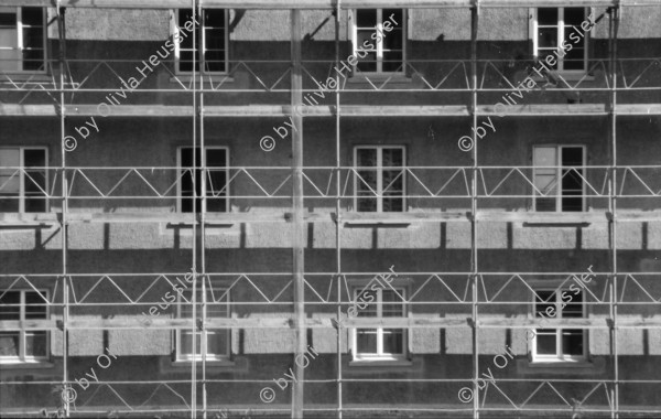 Image of sheet 19890780 photo 7: Erismannhof im Gerüst während des Umbaus. Arbeiter auf dem Dach. Platzspitz. Drogen Protest gegen Razzien. Britische-Holz-Telefonkabine als Kleiderschrank auf Gehsteig mit Frau. Mehr Nischen und Platz ohne Hatz. Mädchen nehmen Unterricht in Selbstverteidigung Wendo. Im GZ Bachwiesen mit Oruscha. Zürich