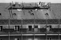 Image of sheet 19890780 photo 8: Erismannhof im Gerüst während des Umbaus. Arbeiter auf dem Dach. Platzspitz. Drogen Protest gegen Razzien. Britische-Holz-Telefonkabine als Kleiderschrank auf Gehsteig mit Frau. Mehr Nischen und Platz ohne Hatz. Mädchen nehmen Unterricht in Selbstverteidigung Wendo. Im GZ Bachwiesen mit Oruscha. Zürich