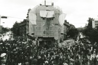 Image of sheet 19890790 photo 1: Protest gegen Wohnungstnot mit als Elefant geschmuektem Haus, Zuerich, 1989. 

Wohnungsnot demo protest
housing occupied house  banner
Schweiz Switzerland Europe 
4 x 5 inch