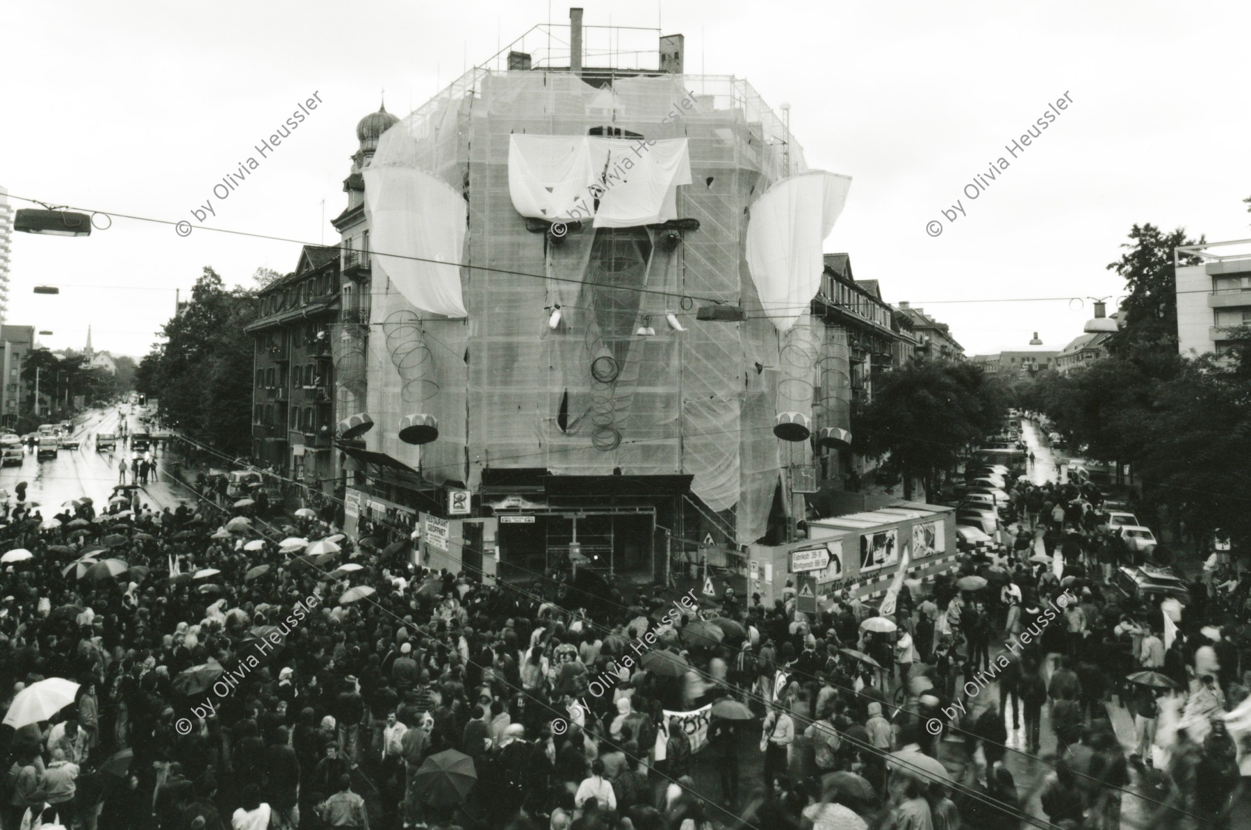 Image of sheet 19890790 photo 1: Protest gegen Wohnungstnot mit als Elefant geschmuektem Haus, Zuerich, 1989. 

Wohnungsnot demo protest
housing occupied house  banner
Schweiz Switzerland Europe 
4 x 5 inch