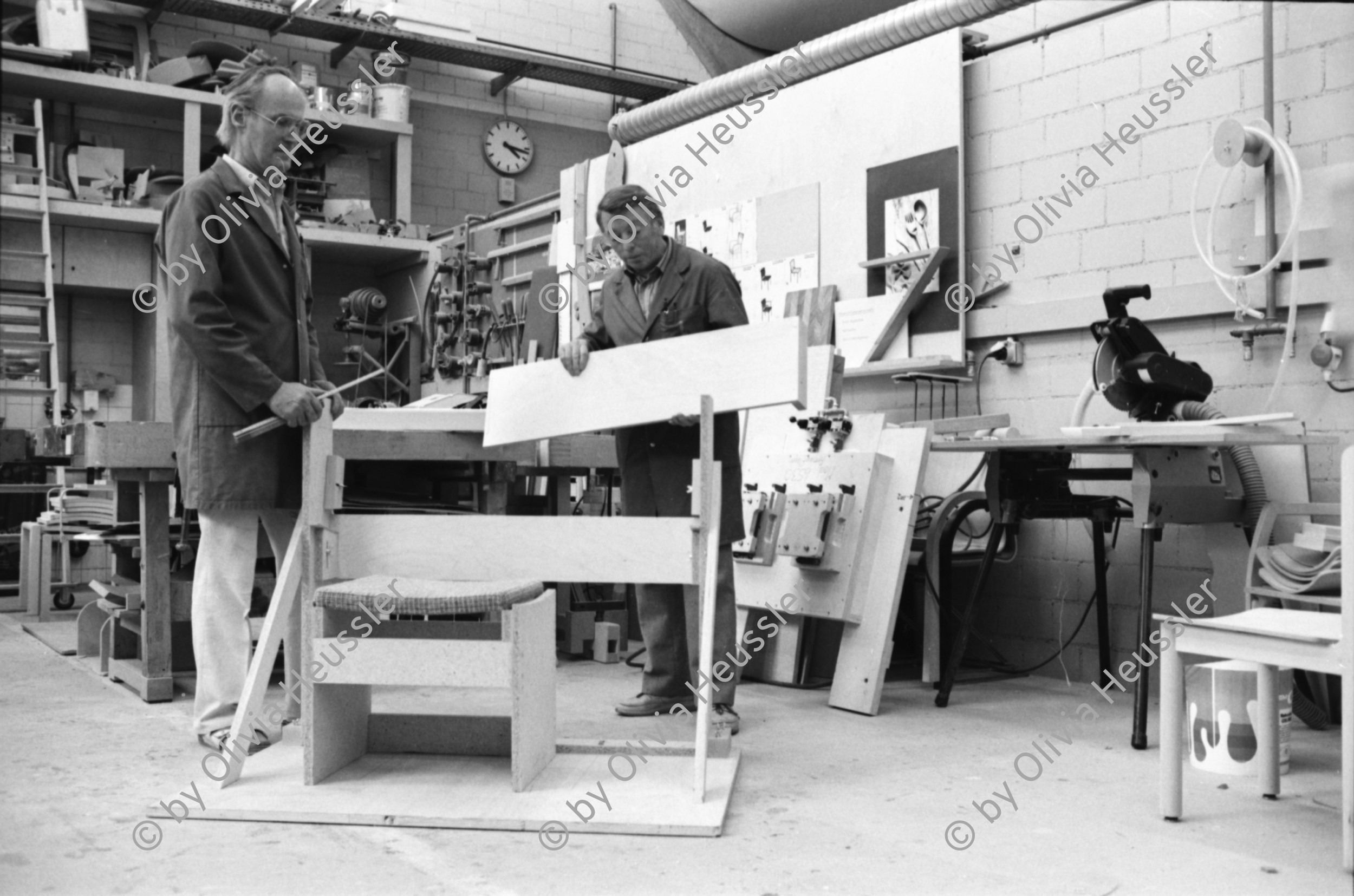 Image of sheet 19890800 photo 23: Kirchenbank von Willy Guhl für Dietiker erarbeitet. Willy Guhl Portrait in Fabrik (Dietiker). Hochparterre.
Kirchenbank von Willy Guhl für Dietiker erarbeitet. Portrait in Fabrik (Dietiker). Hochparterre. Schaffhausen Stein am Rhein 1989 √ Schweiz design Swiss Switzerland chair industry designer Europe factory