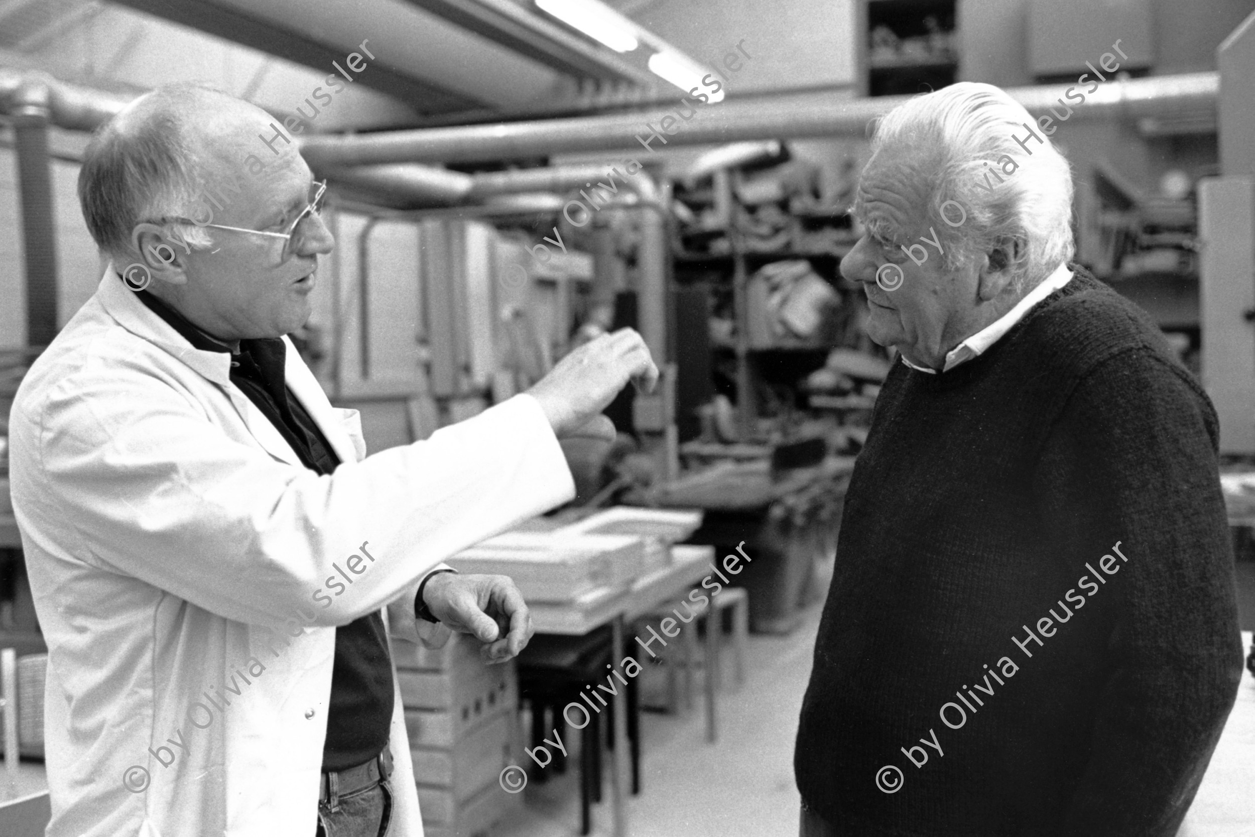 Image of sheet 19890800 photo 34: Portrait in der Stuhlfabrik Fabrik Dietiker mit Willy Guhl (re). Schaffhausen Stein am Rhein 1989 √ Schweiz design Swiss Switzerland chair industry designer Europe Stuhl Stühle factory