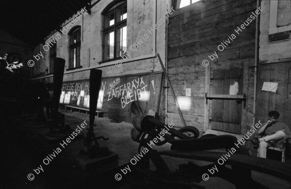 Image of sheet 19890810 photo 12: «Zaffaraya bleibt!» Transparent Banner Reithalle Bern, 1989.