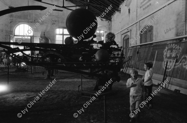 Image of sheet 19890810 photo 14: Hochzeit Feier Heirat Thomas Ricklin mit Eva. Roli Fischbacher und Wäle. Zafaraya bleibt Transparent Banner Reithalle Bern. Ausstellung von Luginbühl. Schweiz ohne Armee Transparent . Roschaschona bei Ruth mit Berthold Rotschild und Bigna Rambert. Jochi Weil und Ueli Kern. Ruth Guggenheim Heussler  Zürich Schweiz Switzerland 1989 art Personen fest