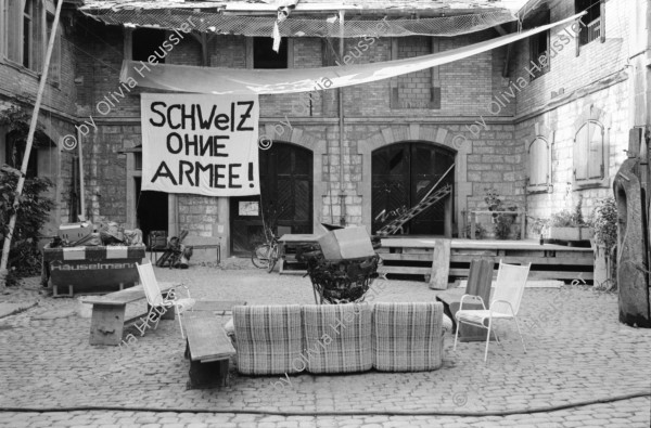 Image of sheet 19890810 photo 20: «Schweiz ohne Armee!» Transparent Transparent Banner Reithalle Bern 1989.  Schweiz Switzerland