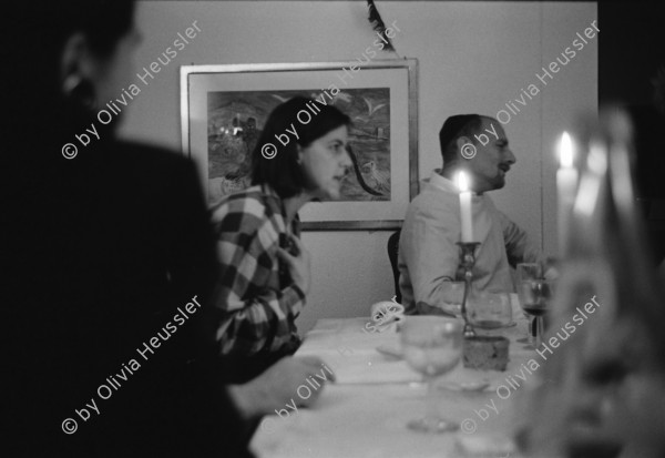 Image of sheet 19890810 photo 25: Hochzeit Feier Heirat Thomas Ricklin mit Eva. Roli Fischbacher und Wäle. Zafaraya bleibt Transparent Banner Reithalle Bern. Ausstellung von Luginbühl. Schweiz ohne Armee Transparent . Roschaschona bei Ruth mit Berthold Rotschild und Bigna Rambert. Jochi Weil und Ueli Kern. Ruth Guggenheim Heussler  Zürich Schweiz Switzerland 1989 art Personen fest