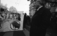 Image of sheet 19890820 photo 12: Thomas Kern liegend. Catherine Boss spricht an Antifa Demo. Raffi mit Faschos nein Danke auf Wange gemalt. Gegen Rassismus. Beamte Polizei Grenadiere. Schönes Licht in der Langstrasse. Polizei schützt Demonstration Protest von Angriffen einer Gruppe Skin Heads. Zürich Aussersihl Kreis 4 1989
