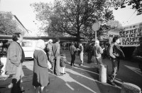 Image of sheet 19890820 photo 14: Thomas Kern liegend. Catherine Boss spricht an Antifa Demo. Raffi mit Faschos nein Danke auf Wange gemalt. Gegen Rassismus. Beamte Polizei Grenadiere. Schönes Licht in der Langstrasse. Polizei schützt Demonstration Protest von Angriffen einer Gruppe Skin Heads. Zürich Aussersihl Kreis 4 1989