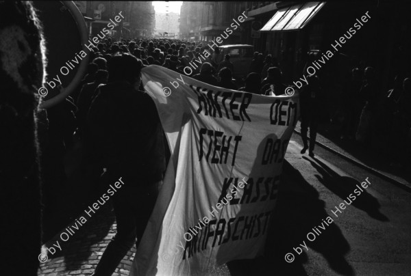 Image of sheet 19890820 photo 16: Thomas Kern liegend. Catherine Boss spricht an Antifa Demo. Raffi mit Faschos nein Danke auf Wange gemalt. Gegen Rassismus. Beamte Polizei Grenadiere. Schönes Licht in der Langstrasse. Polizei schützt Demonstration Protest von Angriffen einer Gruppe Skin Heads. Zürich Aussersihl Kreis 4 1989