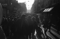 Image of sheet 19890820 photo 17: Thomas Kern liegend. Catherine Boss spricht an Antifa Demo. Raffi mit Faschos nein Danke auf Wange gemalt. Gegen Rassismus. Beamte Polizei Grenadiere. Schönes Licht in der Langstrasse. Polizei schützt Demonstration Protest von Angriffen einer Gruppe Skin Heads. Zürich Aussersihl Kreis 4 1989