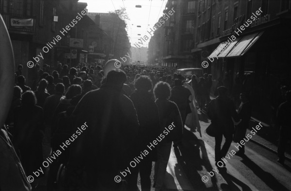 Image of sheet 19890820 photo 17: Thomas Kern liegend. Catherine Boss spricht an Antifa Demo. Raffi mit Faschos nein Danke auf Wange gemalt. Gegen Rassismus. Beamte Polizei Grenadiere. Schönes Licht in der Langstrasse. Polizei schützt Demonstration Protest von Angriffen einer Gruppe Skin Heads. Zürich Aussersihl Kreis 4 1989