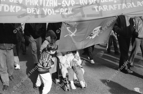 Image of sheet 19890820 photo 21: Thomas Kern liegend. Catherine Boss spricht an Antifa Demo. Raffi mit Faschos nein Danke auf Wange gemalt. Gegen Rassismus. Beamte Polizei Grenadiere. Schönes Licht in der Langstrasse. Polizei schützt Demonstration Protest von Angriffen einer Gruppe Skin Heads. Zürich Aussersihl Kreis 4 1989