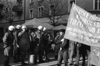 Image of sheet 19890820 photo 22: Thomas Kern liegend. Catherine Boss spricht an Antifa Demo. Raffi mit Faschos nein Danke auf Wange gemalt. Gegen Rassismus. Beamte Polizei Grenadiere. Schönes Licht in der Langstrasse. Polizei schützt Demonstration Protest von Angriffen einer Gruppe Skin Heads. Zürich Aussersihl Kreis 4 1989