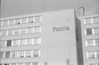 Image of sheet 19890820 photo 23: Thomas Kern liegend. Catherine Boss spricht an Antifa Demo. Raffi mit Faschos nein Danke auf Wange gemalt. Gegen Rassismus. Beamte Polizei Grenadiere. Schönes Licht in der Langstrasse. Polizei schützt Demonstration Protest von Angriffen einer Gruppe Skin Heads. Zürich Aussersihl Kreis 4 1989