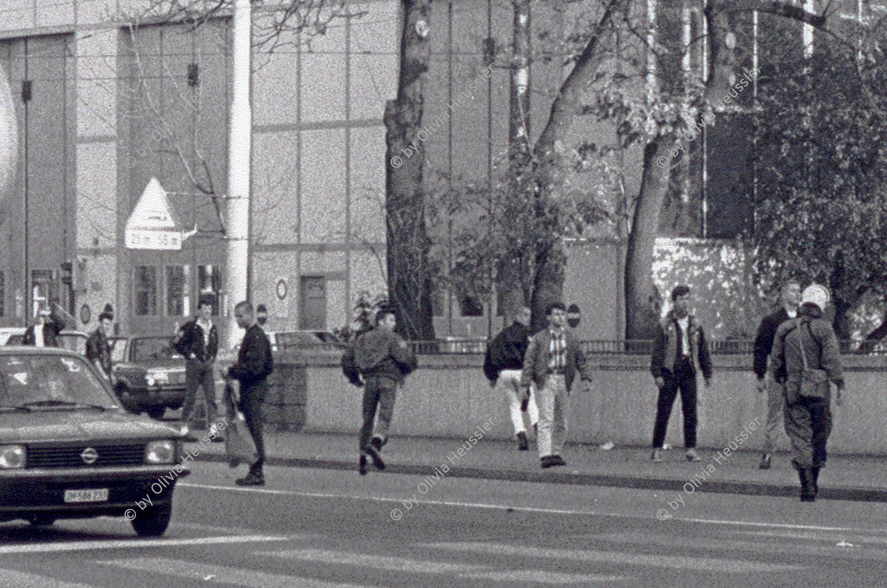 Image of sheet 19890820 photo 24: an Antifa Demo. Faschos flüchten vor Antirassismus protesters Demonstranten
Beamte Polizei Grenadiere. Protest gegen Angriffe einer Gruppe Skin Heads. Zürich Aussersihl Kreis 4 1989
√