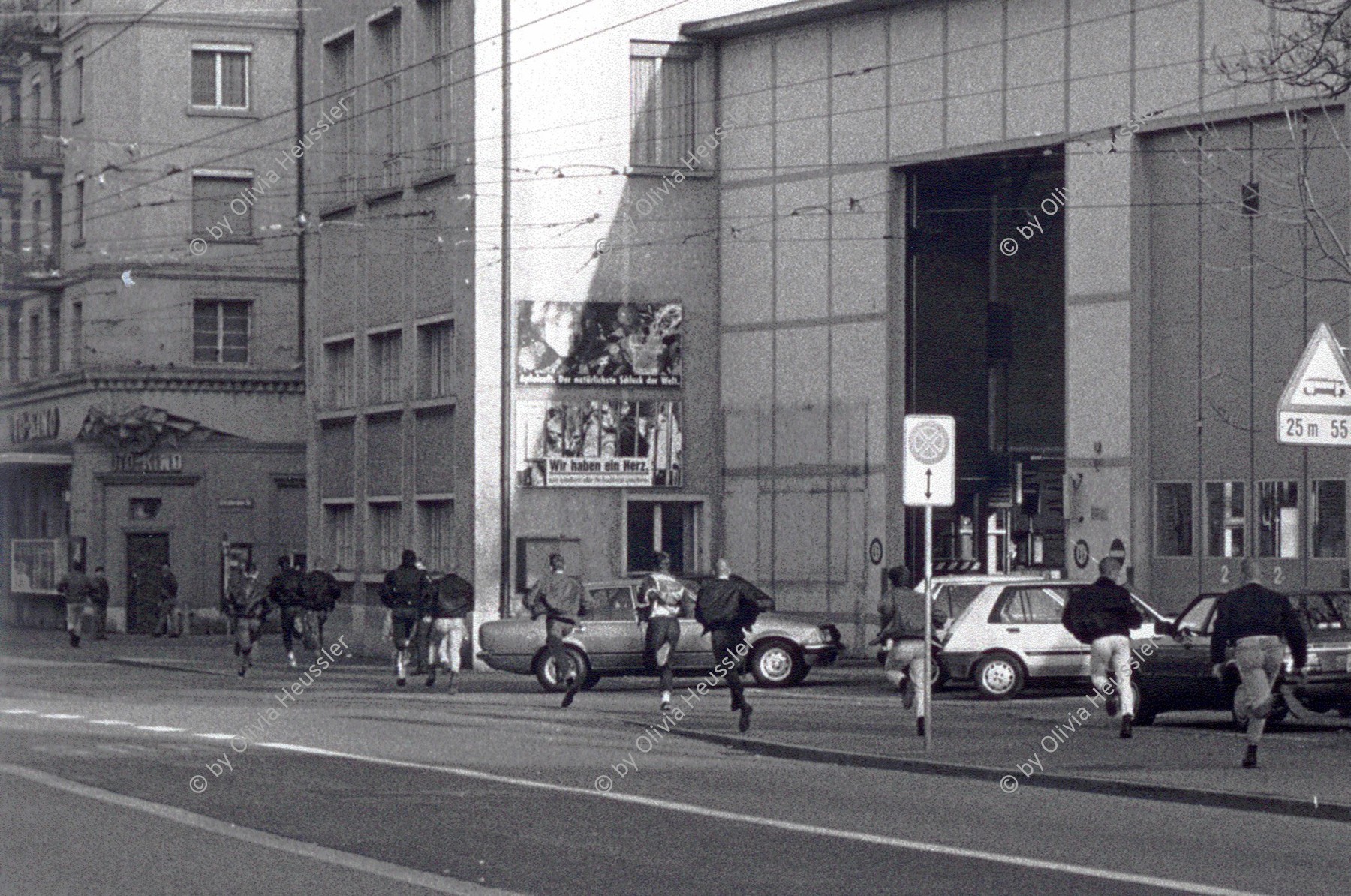 Image of sheet 19890820 photo 25: Faschos rennen davon. Polizei schützt Antirassismus Demonstration Protest gegen Angriffe einer Gruppe Skin Heads. Zürich Aussersihl Kreis 4 1989 √