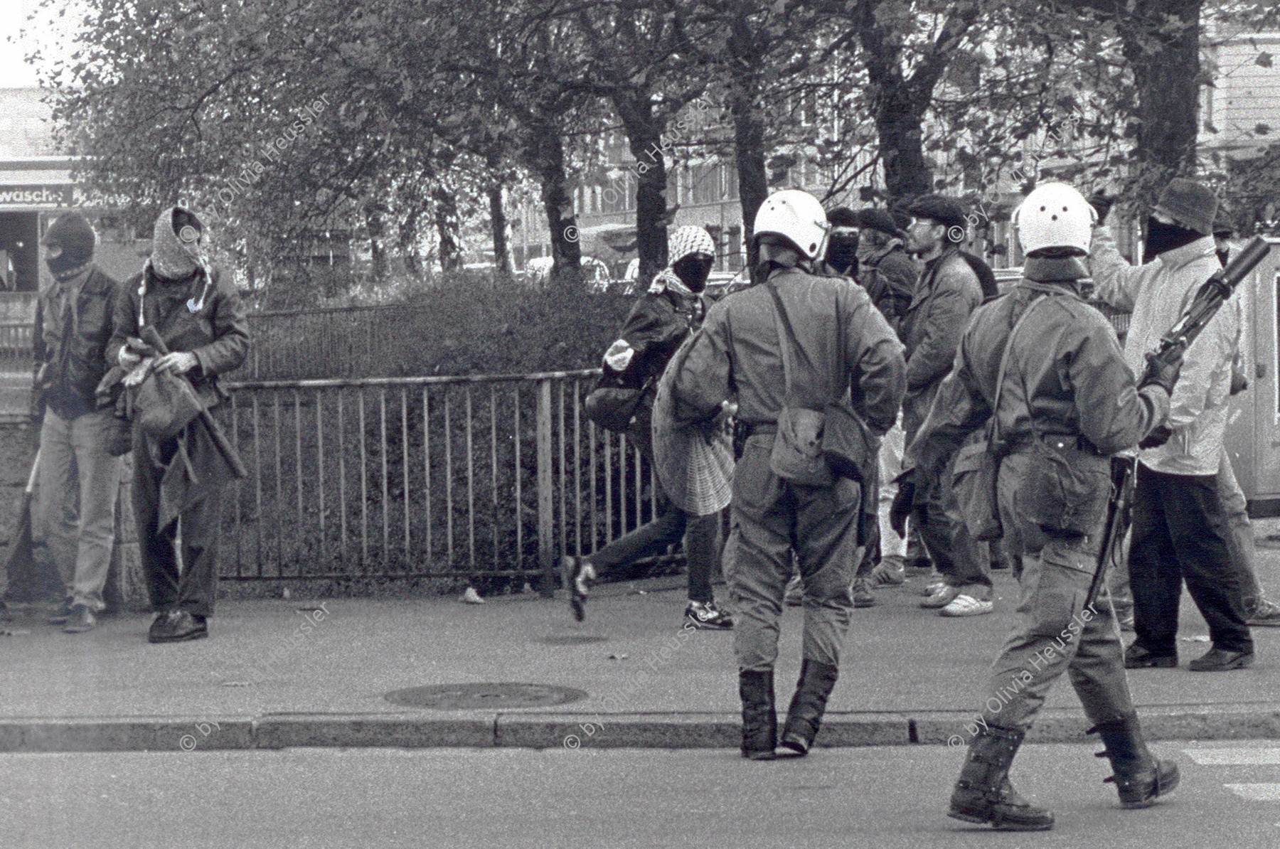 Image of sheet 19890820 photo 26: Polizei blockiert Antirassismus Demonstranten. Protest gegen Angriffe einer Gruppe Skin Heads. Zürich Aussersihl Kreis 4 1989 √