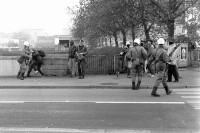 Image of sheet 19890820 photo 26: Polizei blockiert Antirassismus Demonstranten. Protest gegen Angriffe einer Skin head gruppe. Zürich Aussersihl Kreis drei 1989 √ police squatters protest rassism kuffiah attac bridge Wiedikon Schweiz Switzerland Europe Swiss street
Police blocked anti-racism demonstrators. Protest against attacks by a skin head group