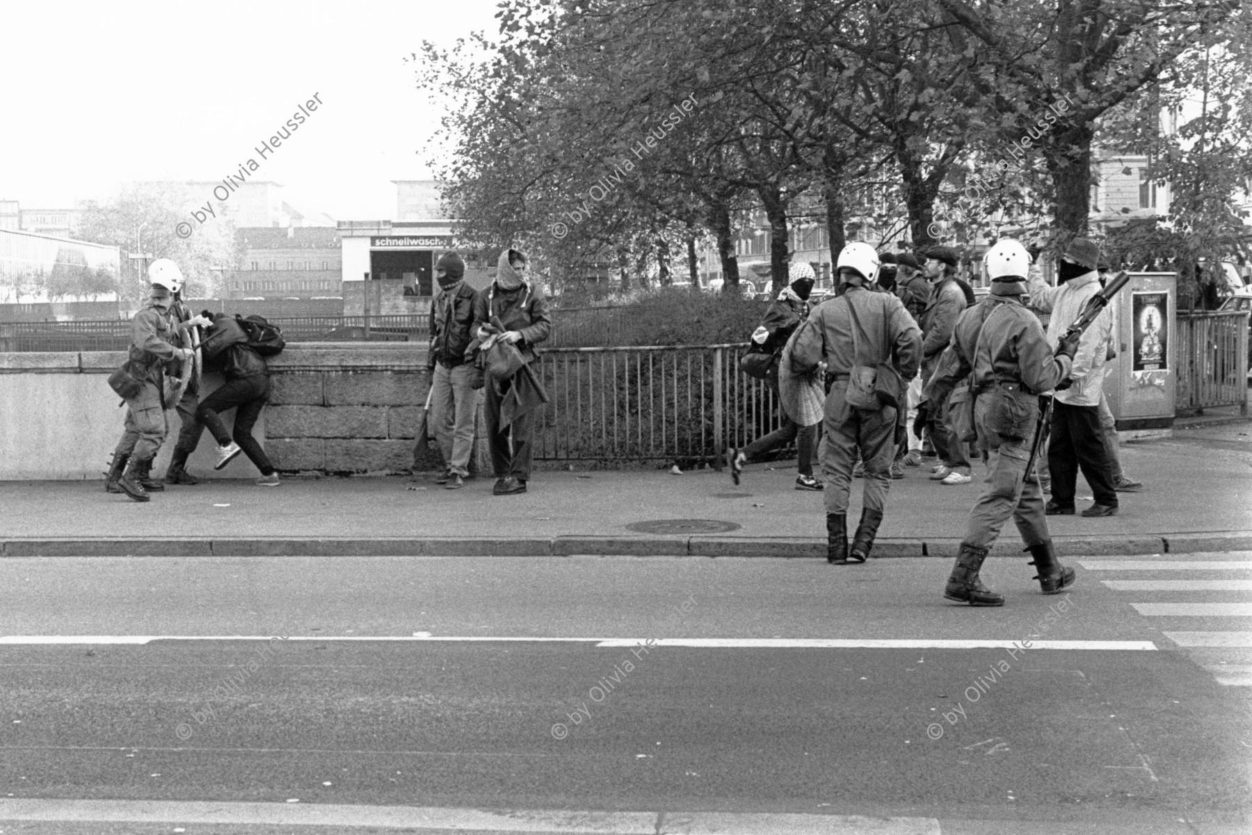 Image of sheet 19890820 photo 26: Polizei blockiert Antirassismus Demonstranten. Protest gegen Angriffe einer Skin head gruppe. Zürich Aussersihl Kreis drei 1989 √ police squatters protest rassism kuffiah attac bridge Wiedikon Schweiz Switzerland Europe Swiss street
Police blocked anti-racism demonstrators. Protest against attacks by a skin head group