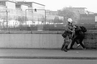 Image of sheet 19890820 photo 26: Polizei blockiert Antirassismus Demonstranten. Protest gegen Angriffe einer Skin head gruppe. Zürich Aussersihl Kreis drei 1989 √ police squatters protest rassism kuffiah attac bridge Wiedikon Schweiz Switzerland Europe Swiss street
Police blocked anti-racism demonstrators. Protest against attacks by a skin head group