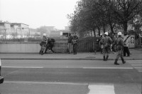 Image of sheet 19890820 photo 26: Polizei blockiert Antirassismus Demonstranten. Protest gegen Angriffe einer Gruppe Skin Heads. Zürich Aussersihl Kreis drei 1989 √ police squatters protest rassism kuffiah attac bridge Wiedikon Schweiz Switzerland Europe Swiss street