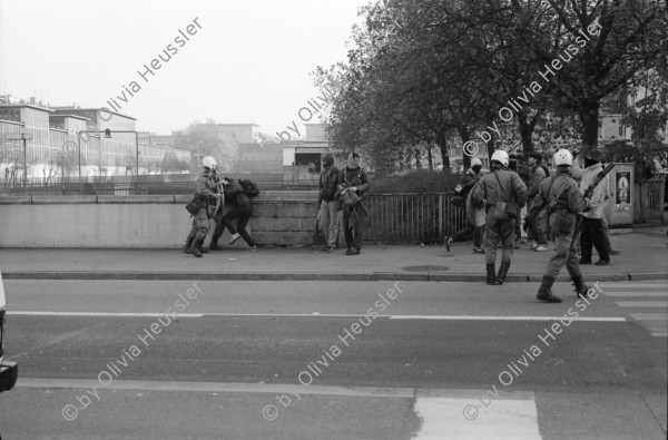 Image of sheet 19890820 photo 26: Polizei blockiert Antirassismus Demonstranten. Protest gegen Angriffe einer Gruppe Skin Heads. Zürich Aussersihl Kreis drei 1989 √ police squatters protest rassism kuffiah attac bridge Wiedikon Schweiz Switzerland Europe Swiss street