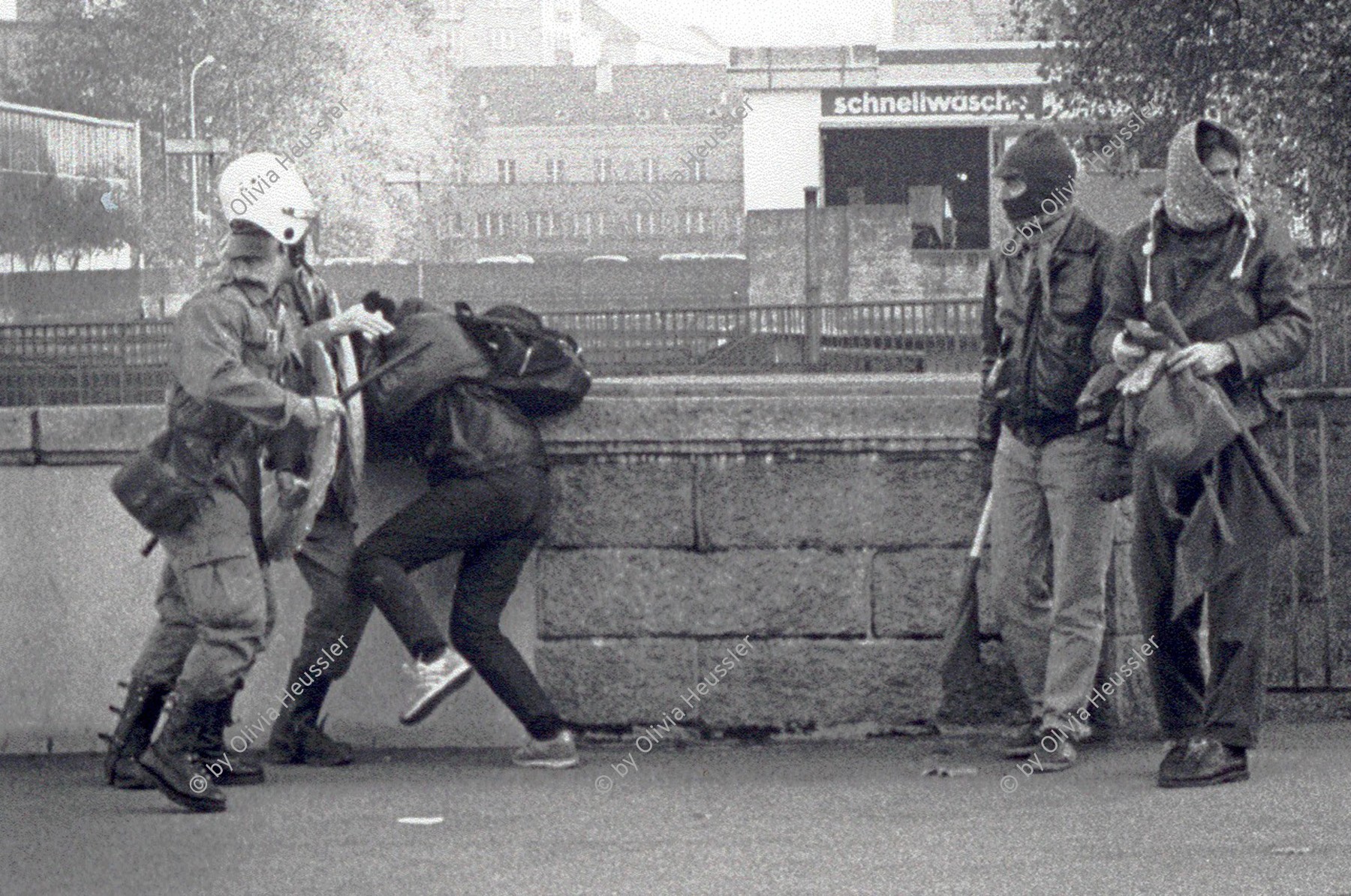 Image of sheet 19890820 photo 26: Polizei blockiert Antirassismus Demonstranten. Protest gegen Angriffe einer Gruppe Skin Heads. Zürich Aussersihl Kreis drei 1989 √ police squatters protest rassism kuffiah attac bridge Wiedikon Schweiz Switzerland Europe Swiss street