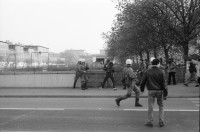 Image of sheet 19890820 photo 27: Polizei blockiert Antirassismus Demonstranten. Protest gegen Angriffe einer Gruppe Skin Heads. Zürich Aussersihl Kreis 4 1989 √